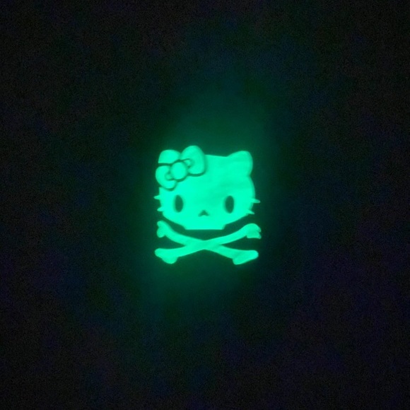 Hello kitty glow in the dark t-shirt - Picture 4 of 4